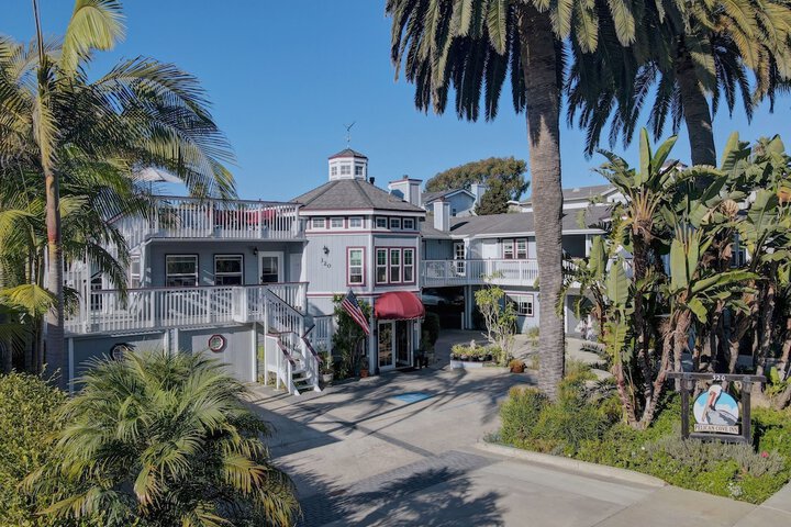 Exterior of Pelican Cove Inn