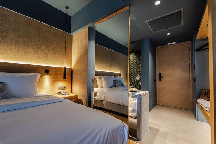Room 27 of 82