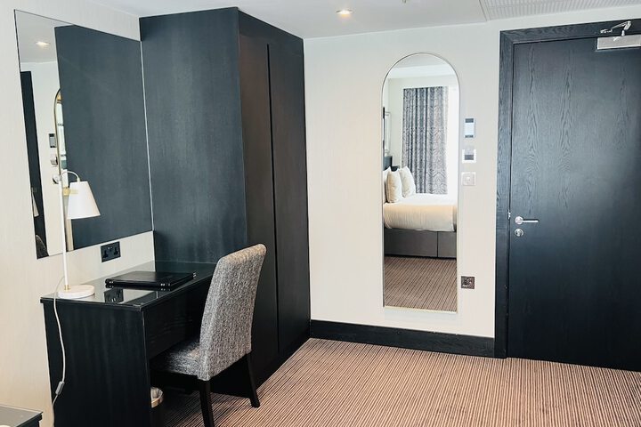 Room 14 of 90