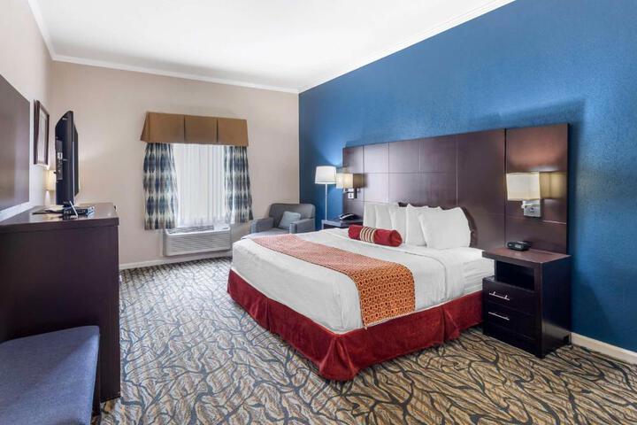 1 King Bed High Speed Internet Accessible Work Desk Coffee Maker Full Breakfast (8 of 13)