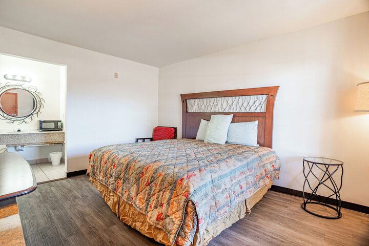 1 King Bed (1 of 17)