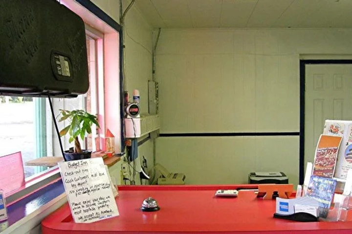 Room 7 of 8