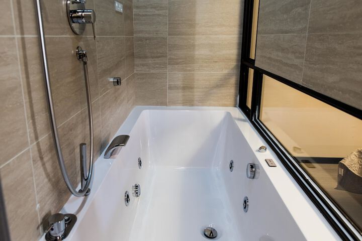 Jetted tub