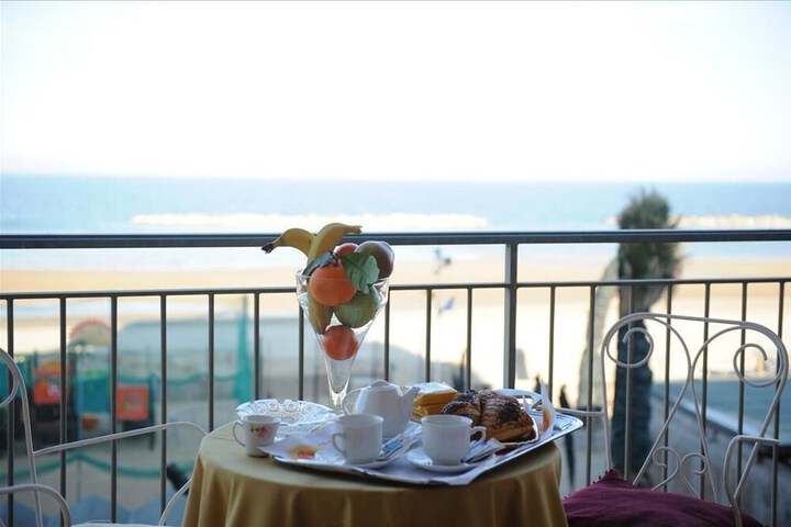 Breakfast/Coffee Service 36 of 48