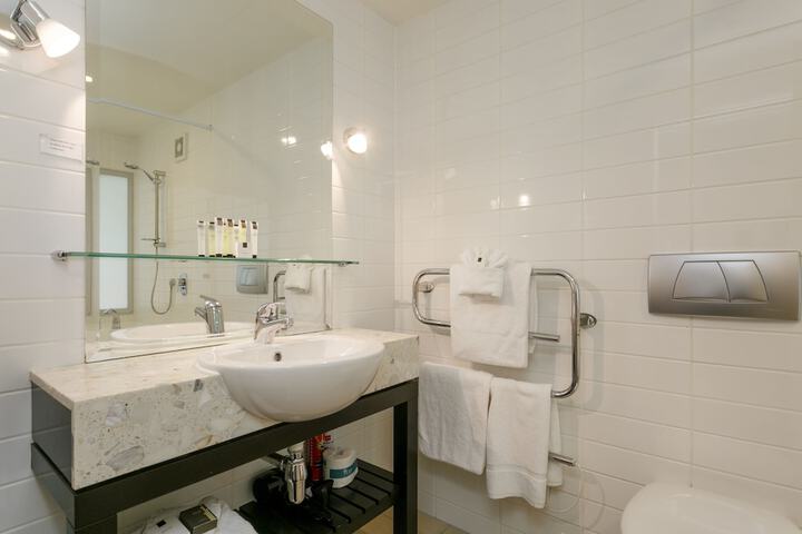 Room 155 of 200