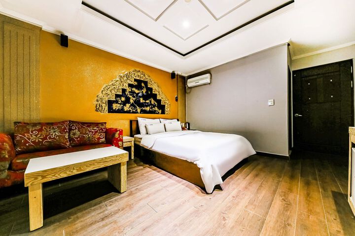 Room 9 of 26
