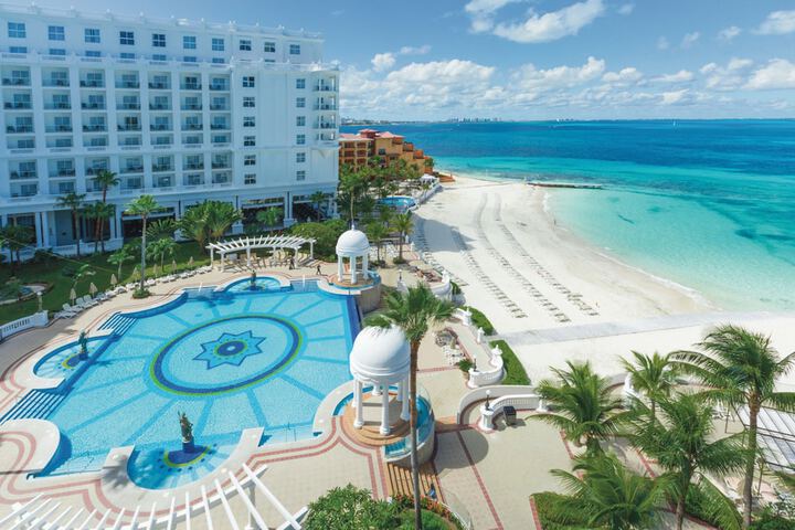 Hotel with Pool