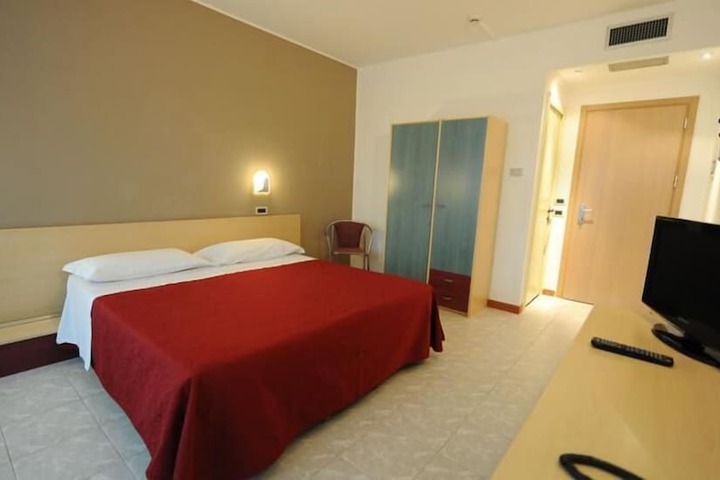 Room 11 of 25