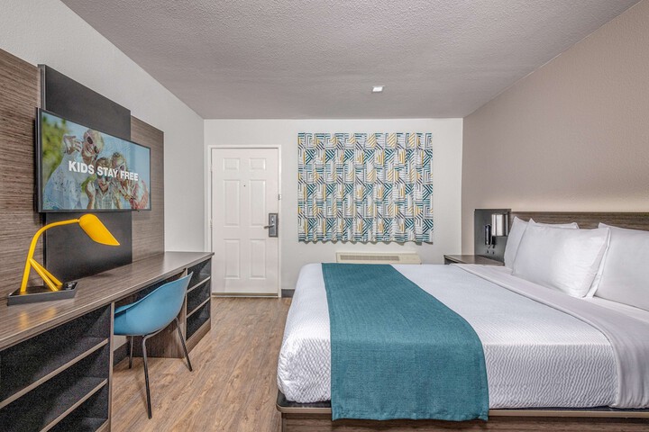 1 Queen Bed (6 of 8)
