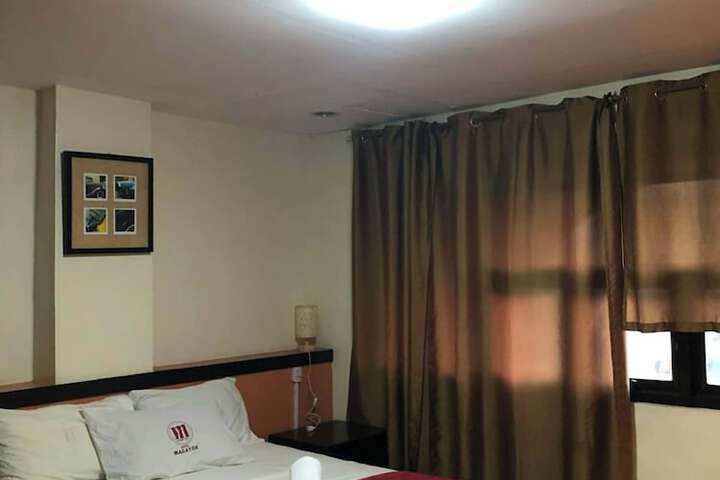 Room 8 of 10