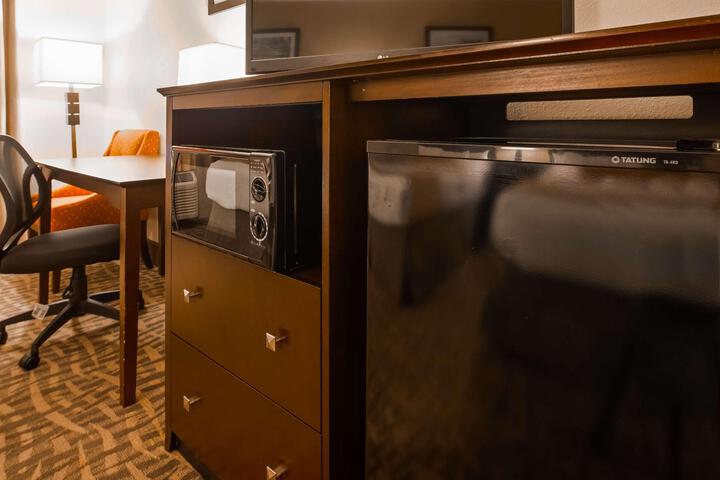 1 Queen Bed Mobility Accessible Communication Assistance Bathtub Full Breakfast (3 of 13)