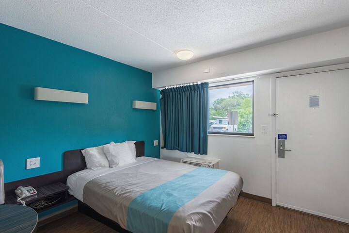 1 King Bed (2 of 9)