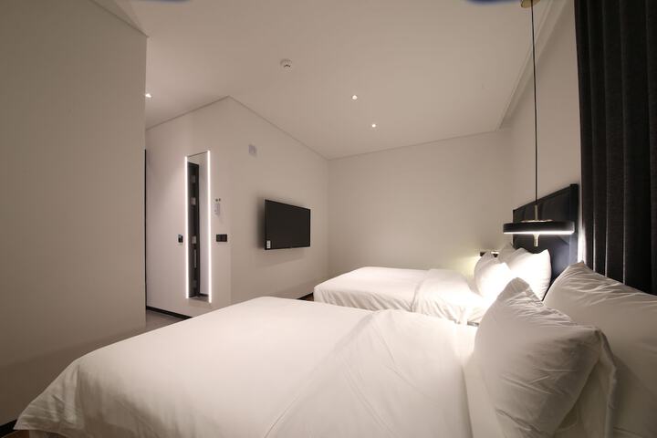 Room 5 of 19