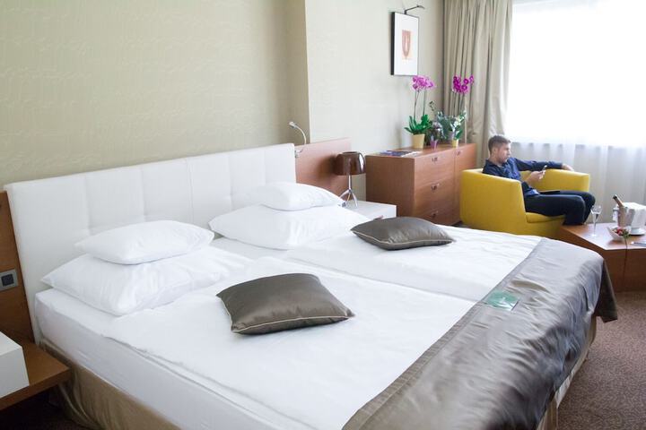 Room 9 of 48