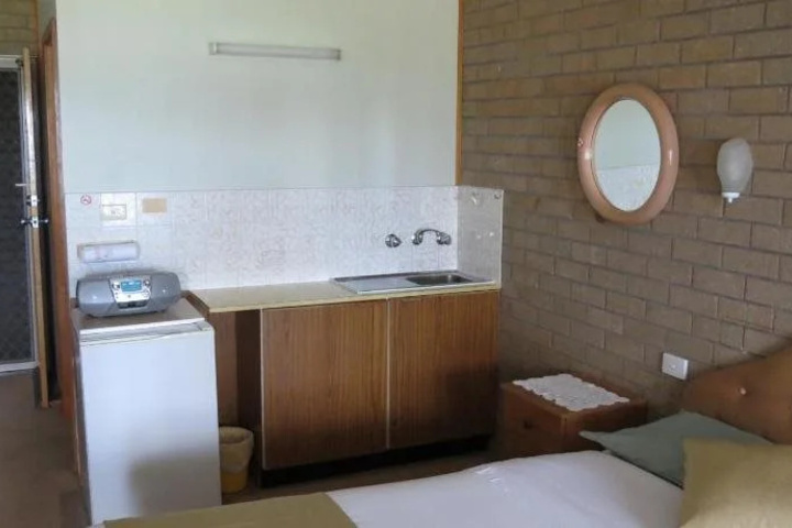 Room 4 of 16