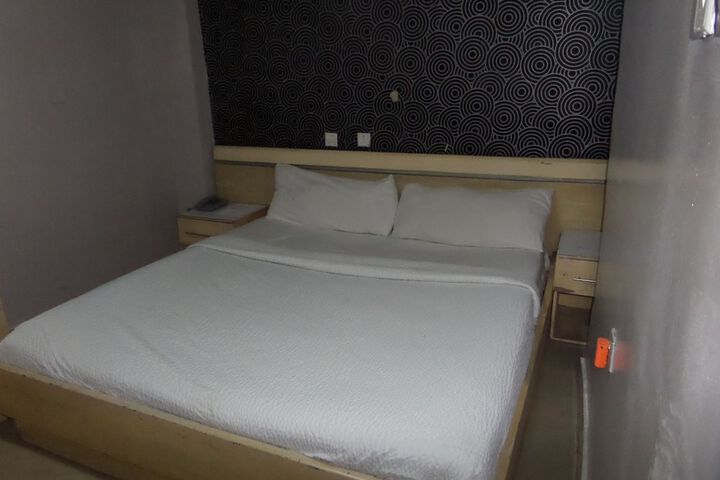 Room 8 of 28
