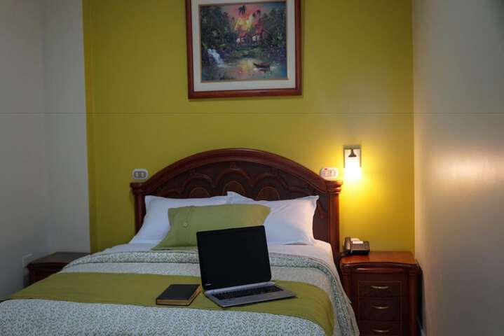 Room 13 of 40