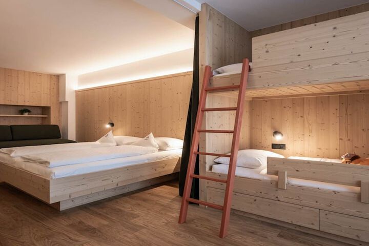 Room 6 of 42