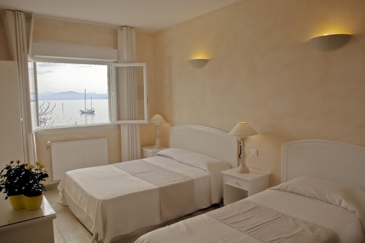 Room 4 of 48