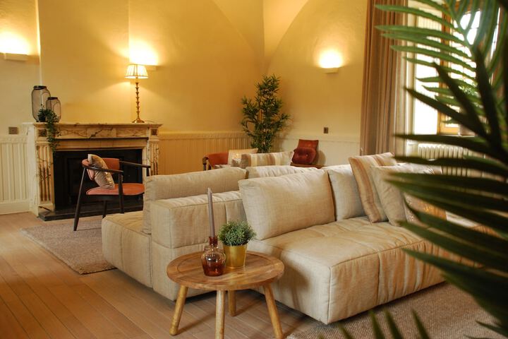Lounge 36 of 39