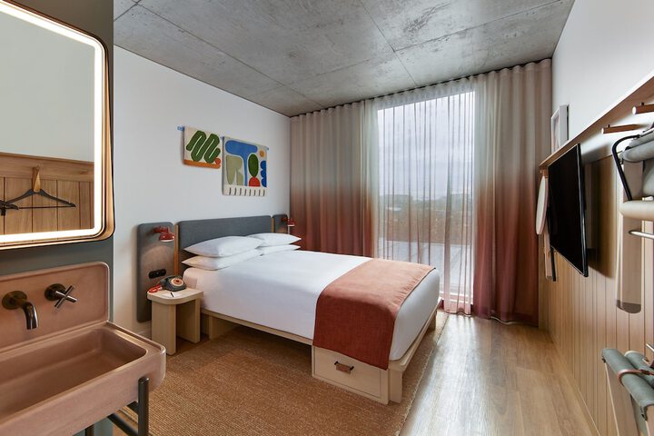 Room 13 of 78
