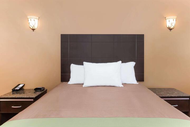 1 Queen Bed (6 of 32)