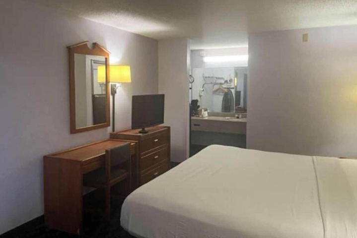 Room 12 of 19