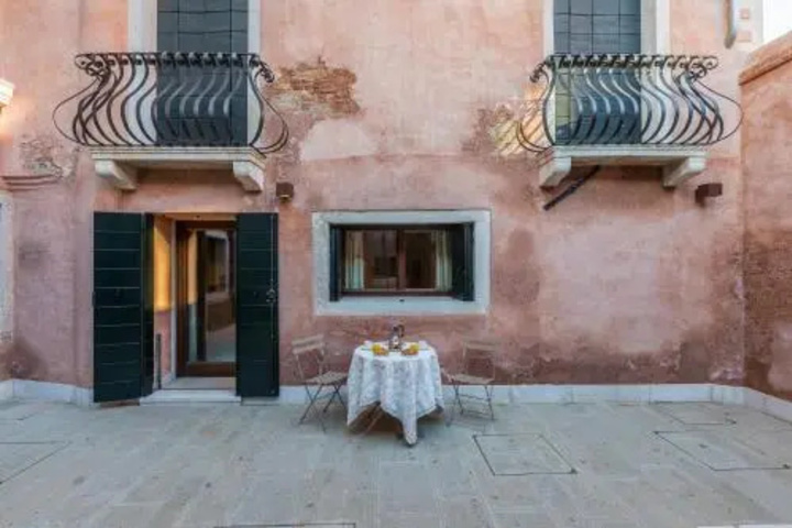 Exterior of Spezier Design Venetian Studio