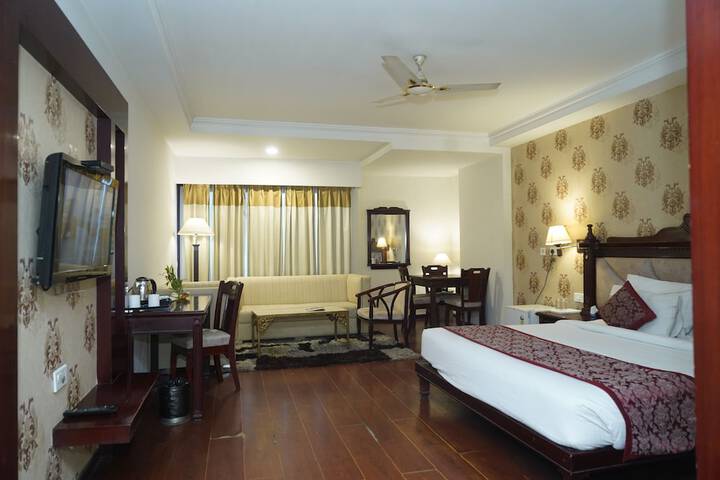 Room 8 of 12