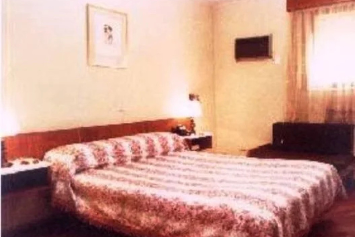 Room 4 of 15