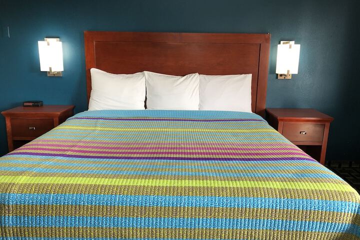 Standard Single Queen Bed (5 of 6)