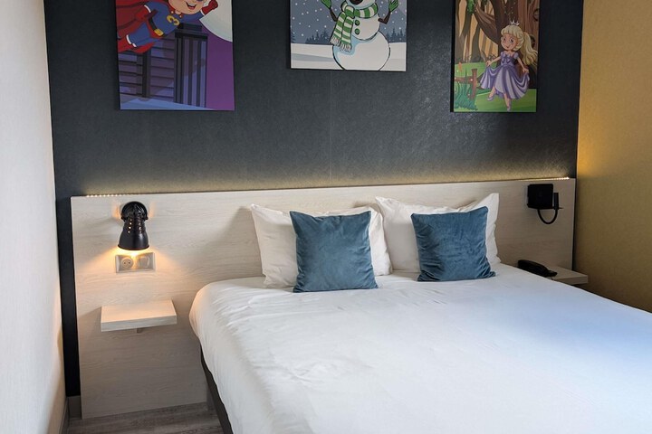 Room 33 of 79