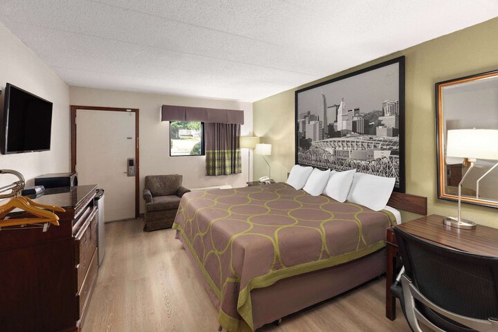 1 King Bed (7 of 8)