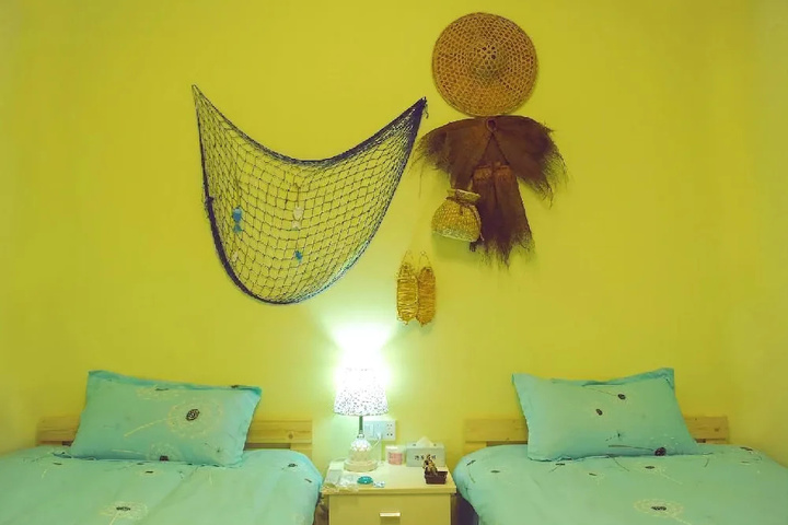 Room 6 of 12