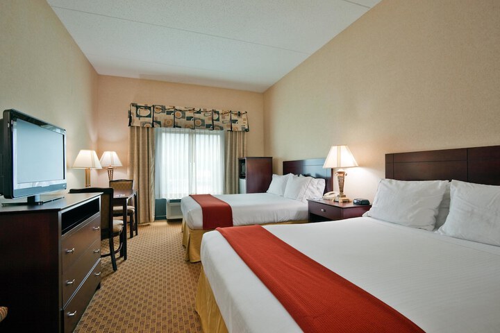 2 Queen Beds (8 of 9)