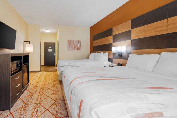 2 Queen Beds Communication Assistance Pillow Top Mattress Microwave and Refrigerator Full Breakfast (14 of 14)