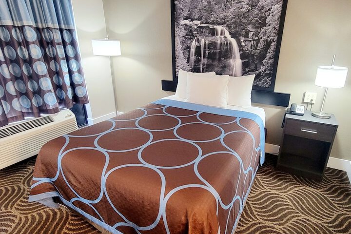 1 Queen Bed (12 of 12)