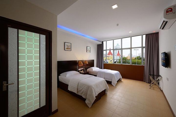 Room 6 of 17