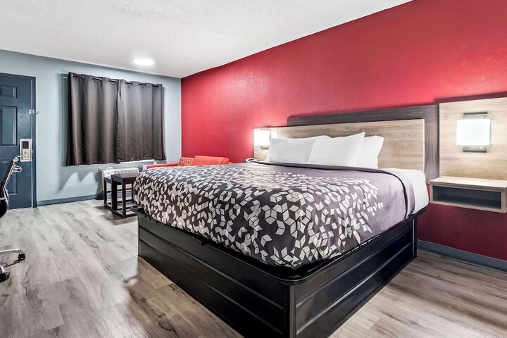 1 King Bed (9 of 17)