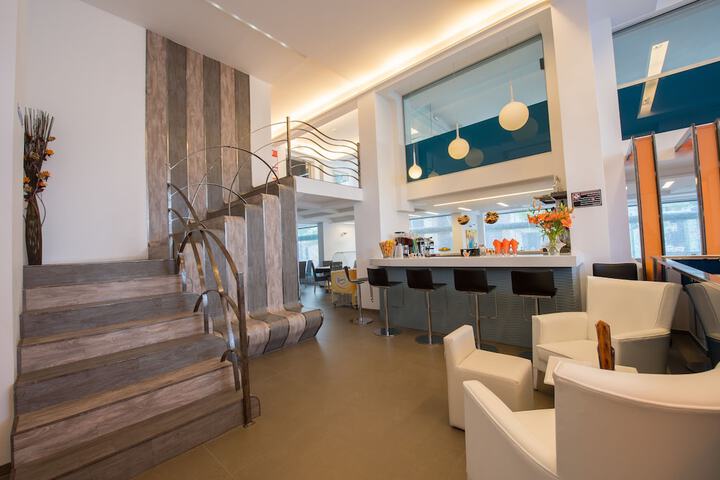 Lounge 54 of 71