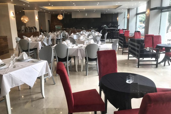 Dining 4 of 33