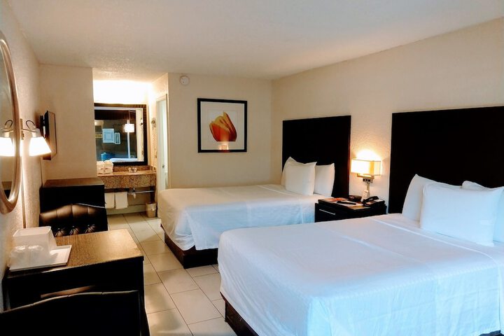 1 Queen Bed (10 of 11)