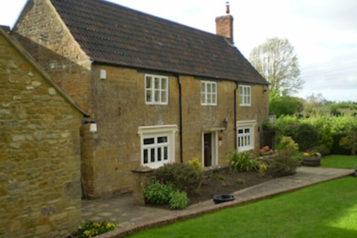 THE CROWN AND VICTORIA INN