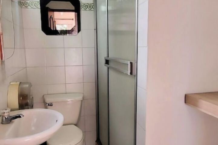 Room 6 of 10