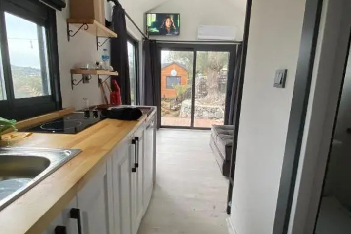 Room 4 of 9