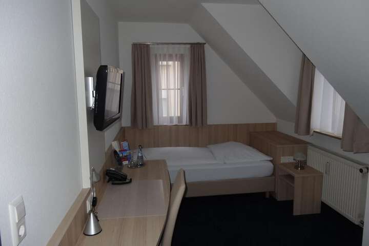 Room 9 of 33