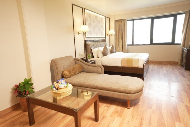 Room 25 of 38