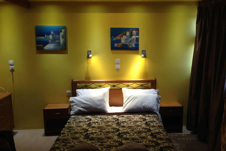Room 4 of 16