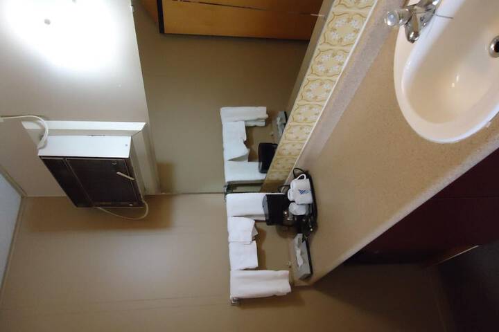 Room 6 of 13