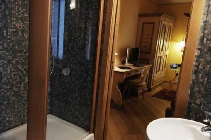 Room 17 of 30